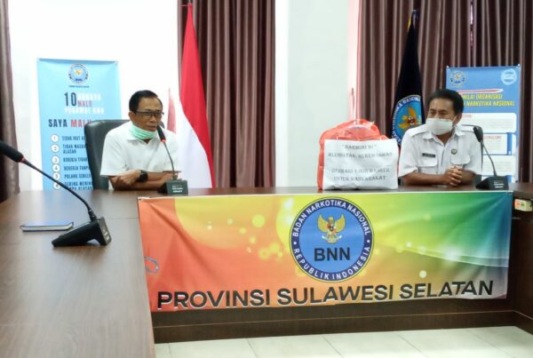 SERAH TERIMA BANTUAN APD DARI IKA FAKULTAS HUKUM UNHAS HARMONI 91 UNTUK DIBAGIKAN KE MASYARAKAT SAAT GIAT PENYULUHAN MOBILE BNNP SULSEL