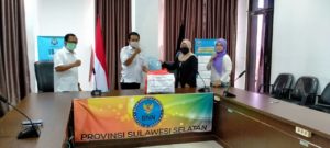 SERAH TERIMA BANTUAN APD DARI IKA FAKULTAS HUKUM UNHAS HARMONI 91 UNTUK DIBAGIKAN KE MASYARAKAT SAAT GIAT PENYULUHAN MOBILE BNNP SULSEL