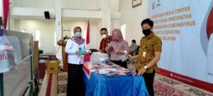 Inovasi penyuluh dalam sinergi program diseminasi informasi Bahaya Narkoba dengan upaya cegah penyebaran covid-19 dengan fasilitasi pembagian masker Tim PKK Prov Sulsel