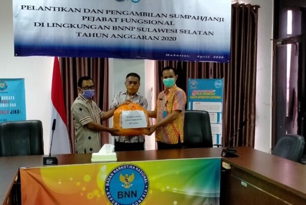 Inovasi penyuluh dalam sinergi program diseminasi informasi Bahaya Narkoba dengan upaya cegah penyebaran covid-19 dengan fasilitasi pembagian masker Tim PKK Prov Sulsel