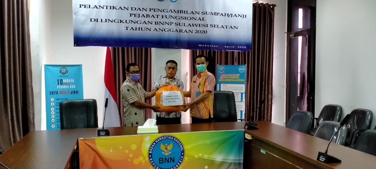 Inovasi penyuluh dalam sinergi program diseminasi informasi Bahaya Narkoba dengan upaya cegah penyebaran covid-19 dengan fasilitasi pembagian masker Tim PKK Prov Sulsel