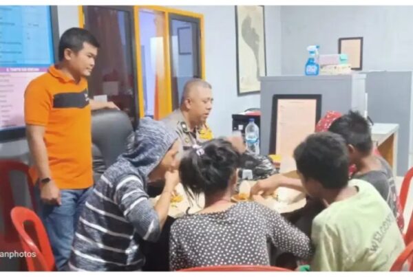 Pojok IBM Sambungjawa Makan Siang Bersama dan Berikan Layanan Pojok IBM Sambungjawa Makan Siang Bersama dan Berikan Layanan