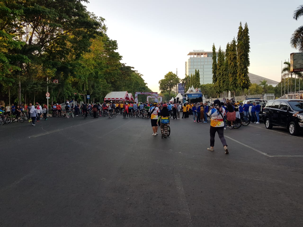 SEPEDA SANTAI DALAM RANGKA HUT POLANTAS KE-64 DI MAKASSAR