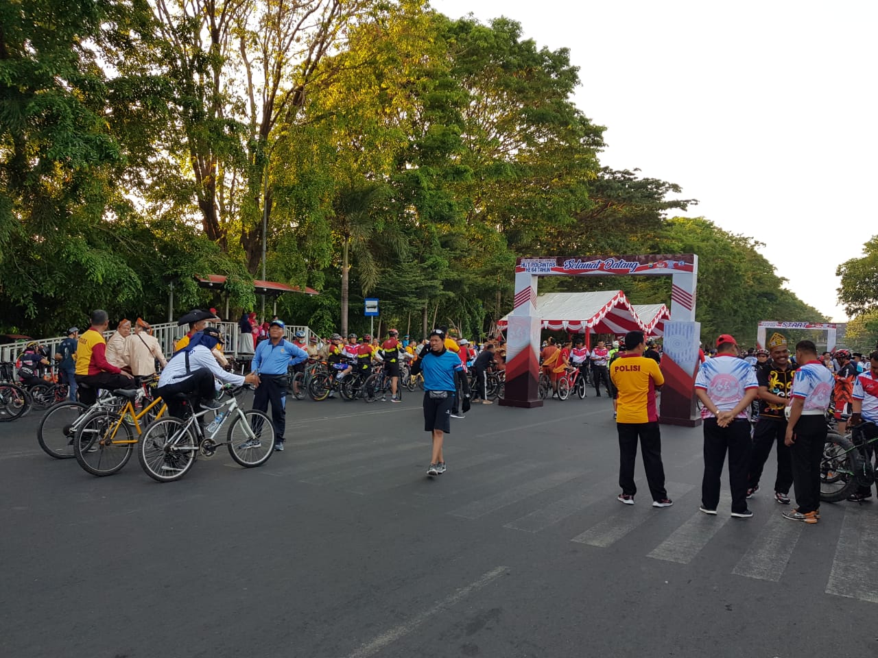 SEPEDA SANTAI DALAM RANGKA HUT POLANTAS KE-64 DI MAKASSAR