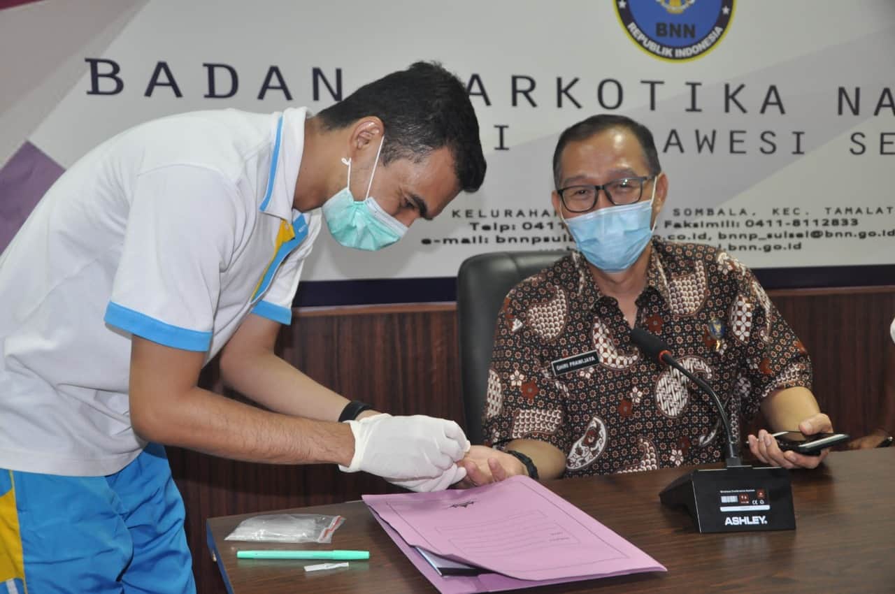 HARI PERTAMA MASUK KANTOR USAI DI LANTIK, KEPALA BNNP SULSEL MENGGELAR RAPID TES KEPADA SELURUH STAF LINGKUP BNNP SULSEL BESERTA JAJARAN BNNK HARI PERTAMA MASUK KANTOR USAI DI LANTIK, KEPALA BNNP SULSEL MENGGELAR RAPID TES KEPADA SELURUH STAF LINGKUP BNNP SULSEL BESERTA JAJARAN BNNK