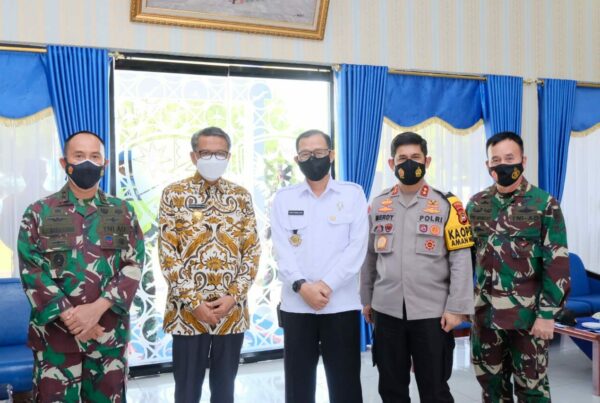 Kepala BNN Sulsel, Forkompinda dan Gubernur Sambut Kedatangan Kapolri di Makassar