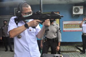 Kepala BNNP Sulsel Gelar Latihan Menembak di Lapangan Tembak Gegana Brimob Polda Sulsel.