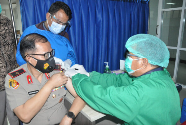 Sukseskan Vaksinasi Kepala BNNP Sulawesi Selatan bersama Ketua DWP BNNP Sulawesi Selatan Menerima Suntikan Vaksin Sinovac