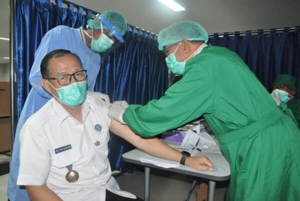 Kepala BNNP Sulsel Bersama Ketua DWP BNNP Sulsel Menerima Suntikan Vaksin Covid-19Tahap Kedua