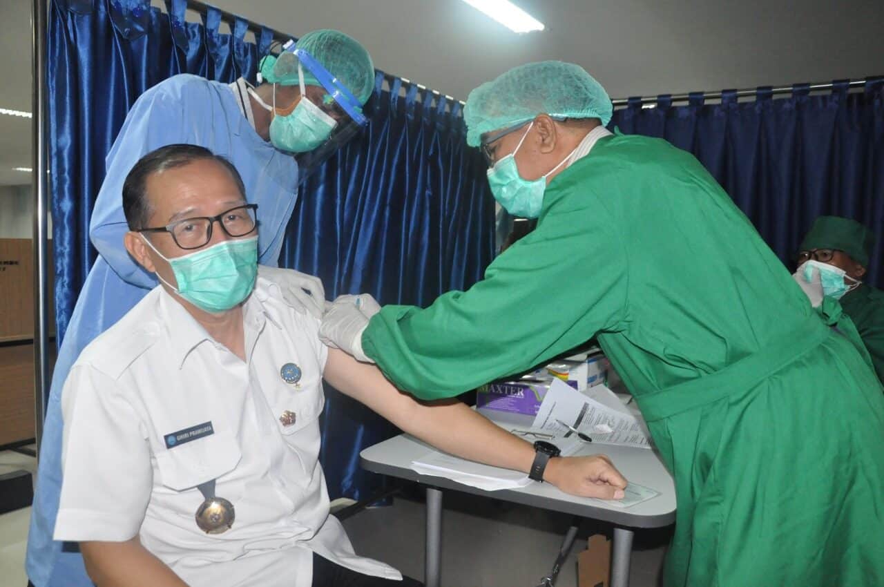 Kepala BNNP Sulsel Bersama Ketua DWP BNNP Sulsel Menerima Suntikan Vaksin Covid-19Tahap Kedua