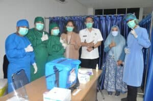 Kepala BNNP Sulsel Bersama Ketua DWP BNNP Sulsel Menerima Suntikan Vaksin Covid-19Tahap Kedua