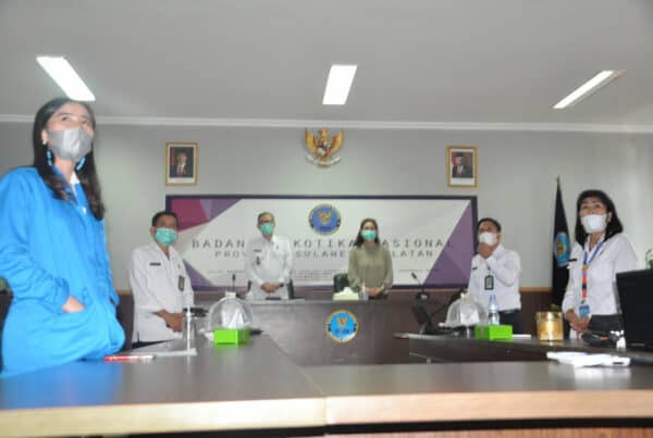 Kepala Badan Narkotika Nasional (BNN) Provinsi Sulawesi Selatan Brigjen Pol.Drs.Ghiri Prawijaya,M.Th didampingi Ketua Dharma Wanita Persatuan (DWP) BNNP Sulawesi Selatan Ny. Beatrix Ghiri mengikuti kegiatan Ibadah & Perayaan Paskah BNN RI secara Virtual