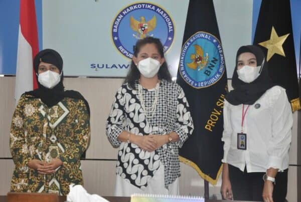 Ketua DWP Badan Narkotika Nasional (BNN) Provinsi Sulawesi Ny. Beatrix Ghiri didampingi Bendahara DWP BNNP Sulawesi Selatan Ramlah, menghadiri kegiatan Sosialisasi AD/ART Hasil Munas IV Tahun 2019