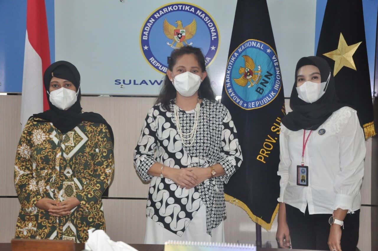 Ketua DWP Badan Narkotika Nasional (BNN) Provinsi Sulawesi Ny. Beatrix Ghiri didampingi Bendahara DWP BNNP Sulawesi Selatan Ramlah, menghadiri kegiatan Sosialisasi AD/ART Hasil Munas IV Tahun 2019