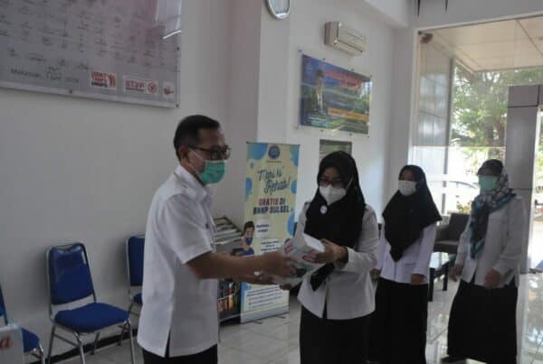 Kepala BNNP Sulsel menyerahkan bingkisan lebaran kepada seluruh pegawai BNNP Sulsel