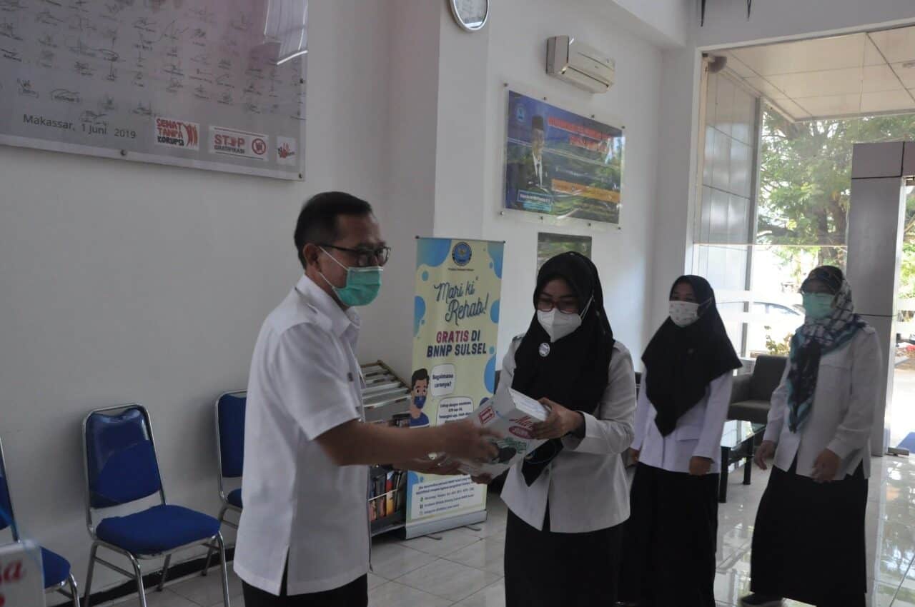 Kepala BNNP Sulsel menyerahkan bingkisan lebaran kepada seluruh pegawai BNNP Sulsel Kepala BNNP Sulsel menyerahkan bingkisan lebaran kepada seluruh pegawai BNNP Sulsel