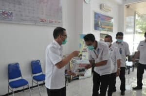 Kepala BNNP Sulsel menyerahkan bingkisan lebaran kepada seluruh pegawai BNNP Sulsel Kepala BNNP Sulsel menyerahkan bingkisan lebaran kepada seluruh pegawai BNNP Sulsel