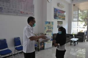 Kepala BNNP Sulsel menyerahkan bingkisan lebaran kepada seluruh pegawai BNNP Sulsel Kepala BNNP Sulsel menyerahkan bingkisan lebaran kepada seluruh pegawai BNNP Sulsel