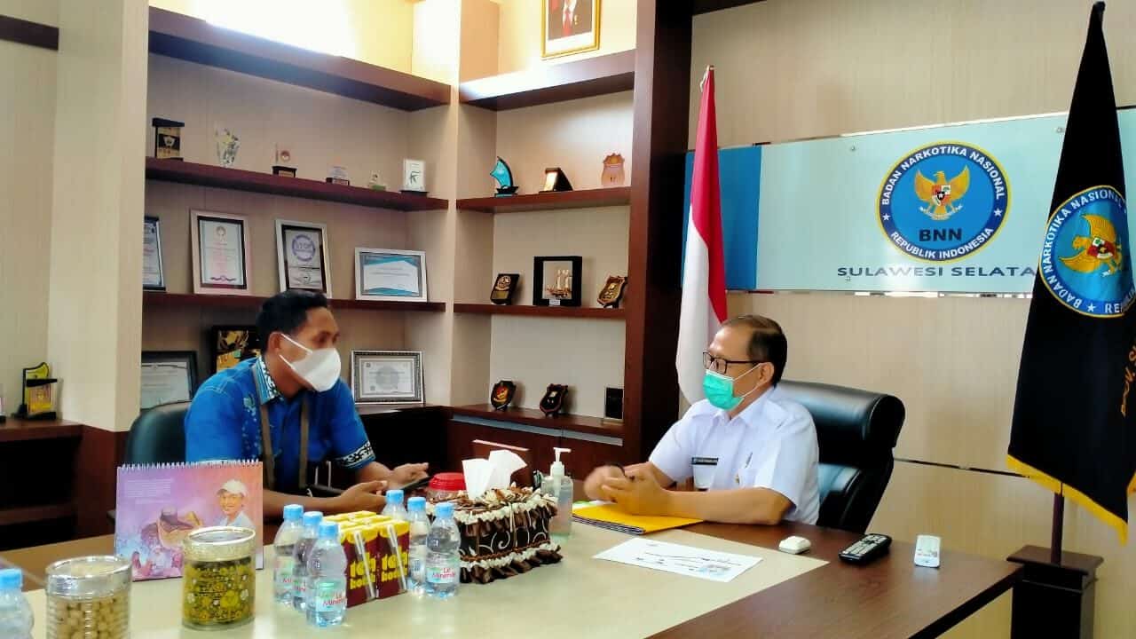 Wawancara eksklusif bersama media Cetak Rakyat Sulsel dalam rangka Hari Anti Narkotika Internasional (HANI) 2021 Kepala BNNP Sulsel Brigjen Pol.Drs.Ghiri Prawijaya,http://M.Th BRIGJEN POL Drs. Ghiri Prawijaya, http://M.Th melaksanakan wawancara eksklusif bersama media Cetak Rakyat Sulsel dalam rangka Hari Anti Narkotika Internasional (HANI) 2021