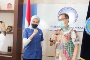 Kepala Badan Narkotika Nasional (BNN) Provinsi Sulawesi Selatan Brigjen Pol.Drs.Ghiri Prawijaya,M.Th menghadiri Hari Anti Narkotika Internasional (HANI) 2021 War On Drugs yang diselenggarakan oleh Kementerian Hukum dan HAM Wilayah Provinsi Sulawesi Selatan yang dilaksanakan pada hari Jumat 25 Juni 2021 bertempat di Rutan Klas I Makassar Jln. Rutan Gunung Sari No.8 Makassar. Hadir dalam acara tersebut Kakanwilkumham Drs.Harun Sulianto.Bc.IP, Kadiv Pemasyarakatan Edi Kurniadi, Kadiv Adminstrasi Kumham Sulsel, Kepala Balai Rehabilitasi BNN Baddoka Makassar dr.Imam Firmansyah,SP.Kj., Kalapas Perempuan Ibu Eko Suprapti Rudatiningsih, Karutan Klas IIA Makassar Sulistyadi, Kalapas Klas I Bapak Hernowo Sugistianto, Perwakilan Ikatan Konselor Adiksi Serta Para Warga Binaan Pemasyarakatan Rehabilitasi Narkoba Rutan Klas I Makassar. Kepala BNNP Sulsel Brigjen Pol.Drs.Ghiri Prawijaya,M.Th dalam sambutannya mengatakan ” terima kasih kepada jajaran Kemenkumham Sulsel atas peringatan Hari Anti Narkotika Internasional (HANI) 2021, ini sebagai bentuk Sinergitas antara Kemenkumham Sulsel bersama BNN Prov.Sulsel dalam pencegahan dan pemberantasan peredaran gelap narkoba di sulsel. Peringatan HANI 2021 ini adalah bentuk keprihatinan terhadap bahaya narkoba dan mari kita bersama sama menggelorakan War On Drugs agar kita bisa mewujudkan indonesia Bersih narkoba (Bersinar)”.ujar Kepala BNNP Sulsel Hari Anti Narkotika Internasional (HANI) 2021 yang diselenggarakan oleh Kemenkumham Sulsel juga melaksanakan kegiatan pemusnahan barang bukti milik WBP Rutan Klas I A Makassar hasil kerjasama antara Kemenkumham Sulsel bersama aparat penegak hukum seperti Polda Sulsel, Kodam XIV Hasanuddin, BNN Prov.Sulsel dalam mencegah peredaran narkotika di dalam rutan. Warga Binaan Pemasyarakatan rehabilitasi Rutan Klas IA Makassar menampilkan berbagai penampilan seperti Yel Yel Anti Narkoba, pembacaan Ikrar Anti Narkoba, Dance Modern, Teatrical dengan tema “War On Drugs”, Stand Up Comedy serta musikalisasi puisi. Usai pelaksanaan peringatan HANI 2021, Kepala Kantor Wilayah Kemenkumham Sulsel Drs.Harun Sulianto.Bc.IP menyerahkan piagam penghargaan kepada kepala BNNP Sulsel. Kepala Badan Narkotika Nasional (BNN) Provinsi Sulawesi Selatan Brigjen Pol.Drs.Ghiri Prawijaya,M.Th menghadiri Hari Anti Narkotika Internasional (HANI) 2021 War On Drugs yang diselenggarakan oleh Kementerian Hukum dan HAM Wilayah Provinsi Sulawesi Selatan yang dilaksanakan pada hari Jumat 25 Juni 2021 bertempat di Rutan Klas I Makassar Jln. Rutan Gunung Sari No.8 Makassar. Hadir dalam acara tersebut Kakanwilkumham Drs.Harun Sulianto.Bc.IP, Kadiv Pemasyarakatan Edi Kurniadi, Kadiv Adminstrasi Kumham Sulsel, Kepala Balai Rehabilitasi BNN Baddoka Makassar dr.Imam Firmansyah,SP.Kj., Kalapas Perempuan Ibu Eko Suprapti Rudatiningsih, Karutan Klas IIA Makassar Sulistyadi, Kalapas Klas I Bapak Hernowo Sugistianto, Perwakilan Ikatan Konselor Adiksi Serta Para Warga Binaan Pemasyarakatan Rehabilitasi Narkoba Rutan Klas I Makassar. Kepala BNNP Sulsel Brigjen Pol.Drs.Ghiri Prawijaya,M.Th dalam sambutannya mengatakan ” terima kasih kepada jajaran Kemenkumham Sulsel atas peringatan Hari Anti Narkotika Internasional (HANI) 2021, ini sebagai bentuk Sinergitas antara Kemenkumham Sulsel bersama BNN Prov.Sulsel dalam pencegahan dan pemberantasan peredaran gelap narkoba di sulsel. Peringatan HANI 2021 ini adalah bentuk keprihatinan terhadap bahaya narkoba dan mari kita bersama sama menggelorakan War On Drugs agar kita bisa mewujudkan indonesia Bersih narkoba (Bersinar)”.ujar Kepala BNNP Sulsel Hari Anti Narkotika Internasional (HANI) 2021 yang diselenggarakan oleh Kemenkumham Sulsel juga melaksanakan kegiatan pemusnahan barang bukti milik WBP Rutan Klas I A Makassar hasil kerjasama antara Kemenkumham Sulsel bersama aparat penegak hukum seperti Polda Sulsel, Kodam XIV Hasanuddin, BNN Prov.Sulsel dalam mencegah peredaran narkotika di dalam rutan. Warga Binaan Pemasyarakatan rehabilitasi Rutan Klas IA Makassar menampilkan berbagai penampilan seperti Yel Yel Anti Narkoba, pembacaan Ikrar Anti Narkoba, Dance Modern, Teatrical dengan tema “War On Drugs”, Stand Up Comedy serta musikalisasi puisi. Usai pelaksanaan peringatan HANI 2021, Kepala Kantor Wilayah Kemenkumham Sulsel Drs.Harun Sulianto.Bc.IP menyerahkan piagam penghargaan kepada kepala BNNP Sulsel.