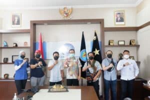 Kepala Badan Narkotika Nasional (BNN) Provinsi Sulawesi Selatan Brigjen Pol.Drs.Ghiri Prawijaya,M.Th menghadiri Hari Anti Narkotika Internasional (HANI) 2021 War On Drugs yang diselenggarakan oleh Kementerian Hukum dan HAM Wilayah Provinsi Sulawesi Selatan yang dilaksanakan pada hari Jumat 25 Juni 2021 bertempat di Rutan Klas I Makassar Jln. Rutan Gunung Sari No.8 Makassar. Hadir dalam acara tersebut Kakanwilkumham Drs.Harun Sulianto.Bc.IP, Kadiv Pemasyarakatan Edi Kurniadi, Kadiv Adminstrasi Kumham Sulsel, Kepala Balai Rehabilitasi BNN Baddoka Makassar dr.Imam Firmansyah,SP.Kj., Kalapas Perempuan Ibu Eko Suprapti Rudatiningsih, Karutan Klas IIA Makassar Sulistyadi, Kalapas Klas I Bapak Hernowo Sugistianto, Perwakilan Ikatan Konselor Adiksi Serta Para Warga Binaan Pemasyarakatan Rehabilitasi Narkoba Rutan Klas I Makassar. Kepala BNNP Sulsel Brigjen Pol.Drs.Ghiri Prawijaya,M.Th dalam sambutannya mengatakan ” terima kasih kepada jajaran Kemenkumham Sulsel atas peringatan Hari Anti Narkotika Internasional (HANI) 2021, ini sebagai bentuk Sinergitas antara Kemenkumham Sulsel bersama BNN Prov.Sulsel dalam pencegahan dan pemberantasan peredaran gelap narkoba di sulsel. Peringatan HANI 2021 ini adalah bentuk keprihatinan terhadap bahaya narkoba dan mari kita bersama sama menggelorakan War On Drugs agar kita bisa mewujudkan indonesia Bersih narkoba (Bersinar)”.ujar Kepala BNNP Sulsel Hari Anti Narkotika Internasional (HANI) 2021 yang diselenggarakan oleh Kemenkumham Sulsel juga melaksanakan kegiatan pemusnahan barang bukti milik WBP Rutan Klas I A Makassar hasil kerjasama antara Kemenkumham Sulsel bersama aparat penegak hukum seperti Polda Sulsel, Kodam XIV Hasanuddin, BNN Prov.Sulsel dalam mencegah peredaran narkotika di dalam rutan. Warga Binaan Pemasyarakatan rehabilitasi Rutan Klas IA Makassar menampilkan berbagai penampilan seperti Yel Yel Anti Narkoba, pembacaan Ikrar Anti Narkoba, Dance Modern, Teatrical dengan tema “War On Drugs”, Stand Up Comedy serta musikalisasi puisi. Usai pelaksanaan peringatan HANI 2021, Kepala Kantor Wilayah Kemenkumham Sulsel Drs.Harun Sulianto.Bc.IP menyerahkan piagam penghargaan kepada kepala BNNP Sulsel.