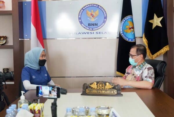 Kepala Badan Narkotika Nasional (BNN) Provinsi Sulawesi Selatan Brigjen Pol.Drs.Ghiri Prawijaya,M.Th menghadiri Hari Anti Narkotika Internasional (HANI) 2021 War On Drugs yang diselenggarakan oleh Kementerian Hukum dan HAM Wilayah Provinsi Sulawesi Selatan yang dilaksanakan pada hari Jumat 25 Juni 2021 bertempat di Rutan Klas I Makassar Jln. Rutan Gunung Sari No.8 Makassar. Hadir dalam acara tersebut Kakanwilkumham Drs.Harun Sulianto.Bc.IP, Kadiv Pemasyarakatan Edi Kurniadi, Kadiv Adminstrasi Kumham Sulsel, Kepala Balai Rehabilitasi BNN Baddoka Makassar dr.Imam Firmansyah,SP.Kj., Kalapas Perempuan Ibu Eko Suprapti Rudatiningsih, Karutan Klas IIA Makassar Sulistyadi, Kalapas Klas I Bapak Hernowo Sugistianto, Perwakilan Ikatan Konselor Adiksi Serta Para Warga Binaan Pemasyarakatan Rehabilitasi Narkoba Rutan Klas I Makassar. Kepala BNNP Sulsel Brigjen Pol.Drs.Ghiri Prawijaya,M.Th dalam sambutannya mengatakan ” terima kasih kepada jajaran Kemenkumham Sulsel atas peringatan Hari Anti Narkotika Internasional (HANI) 2021, ini sebagai bentuk Sinergitas antara Kemenkumham Sulsel bersama BNN Prov.Sulsel dalam pencegahan dan pemberantasan peredaran gelap narkoba di sulsel. Peringatan HANI 2021 ini adalah bentuk keprihatinan terhadap bahaya narkoba dan mari kita bersama sama menggelorakan War On Drugs agar kita bisa mewujudkan indonesia Bersih narkoba (Bersinar)”.ujar Kepala BNNP Sulsel Hari Anti Narkotika Internasional (HANI) 2021 yang diselenggarakan oleh Kemenkumham Sulsel juga melaksanakan kegiatan pemusnahan barang bukti milik WBP Rutan Klas I A Makassar hasil kerjasama antara Kemenkumham Sulsel bersama aparat penegak hukum seperti Polda Sulsel, Kodam XIV Hasanuddin, BNN Prov.Sulsel dalam mencegah peredaran narkotika di dalam rutan. Warga Binaan Pemasyarakatan rehabilitasi Rutan Klas IA Makassar menampilkan berbagai penampilan seperti Yel Yel Anti Narkoba, pembacaan Ikrar Anti Narkoba, Dance Modern, Teatrical dengan tema “War On Drugs”, Stand Up Comedy serta musikalisasi puisi. Usai pelaksanaan peringatan HANI 2021, Kepala Kantor Wilayah Kemenkumham Sulsel Drs.Harun Sulianto.Bc.IP menyerahkan piagam penghargaan kepada kepala BNNP Sulsel.