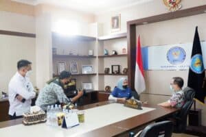 Kepala Badan Narkotika Nasional (BNN) Provinsi Sulawesi Selatan Brigjen Pol.Drs.Ghiri Prawijaya,M.Th menghadiri Hari Anti Narkotika Internasional (HANI) 2021 War On Drugs yang diselenggarakan oleh Kementerian Hukum dan HAM Wilayah Provinsi Sulawesi Selatan yang dilaksanakan pada hari Jumat 25 Juni 2021 bertempat di Rutan Klas I Makassar Jln. Rutan Gunung Sari No.8 Makassar. Hadir dalam acara tersebut Kakanwilkumham Drs.Harun Sulianto.Bc.IP, Kadiv Pemasyarakatan Edi Kurniadi, Kadiv Adminstrasi Kumham Sulsel, Kepala Balai Rehabilitasi BNN Baddoka Makassar dr.Imam Firmansyah,SP.Kj., Kalapas Perempuan Ibu Eko Suprapti Rudatiningsih, Karutan Klas IIA Makassar Sulistyadi, Kalapas Klas I Bapak Hernowo Sugistianto, Perwakilan Ikatan Konselor Adiksi Serta Para Warga Binaan Pemasyarakatan Rehabilitasi Narkoba Rutan Klas I Makassar. Kepala BNNP Sulsel Brigjen Pol.Drs.Ghiri Prawijaya,M.Th dalam sambutannya mengatakan ” terima kasih kepada jajaran Kemenkumham Sulsel atas peringatan Hari Anti Narkotika Internasional (HANI) 2021, ini sebagai bentuk Sinergitas antara Kemenkumham Sulsel bersama BNN Prov.Sulsel dalam pencegahan dan pemberantasan peredaran gelap narkoba di sulsel. Peringatan HANI 2021 ini adalah bentuk keprihatinan terhadap bahaya narkoba dan mari kita bersama sama menggelorakan War On Drugs agar kita bisa mewujudkan indonesia Bersih narkoba (Bersinar)”.ujar Kepala BNNP Sulsel Hari Anti Narkotika Internasional (HANI) 2021 yang diselenggarakan oleh Kemenkumham Sulsel juga melaksanakan kegiatan pemusnahan barang bukti milik WBP Rutan Klas I A Makassar hasil kerjasama antara Kemenkumham Sulsel bersama aparat penegak hukum seperti Polda Sulsel, Kodam XIV Hasanuddin, BNN Prov.Sulsel dalam mencegah peredaran narkotika di dalam rutan. Warga Binaan Pemasyarakatan rehabilitasi Rutan Klas IA Makassar menampilkan berbagai penampilan seperti Yel Yel Anti Narkoba, pembacaan Ikrar Anti Narkoba, Dance Modern, Teatrical dengan tema “War On Drugs”, Stand Up Comedy serta musikalisasi puisi. Usai pelaksanaan peringatan HANI 2021, Kepala Kantor Wilayah Kemenkumham Sulsel Drs.Harun Sulianto.Bc.IP menyerahkan piagam penghargaan kepada kepala BNNP Sulsel. Kepala Badan Narkotika Nasional (BNN) Provinsi Sulawesi Selatan Brigjen Pol.Drs.Ghiri Prawijaya,M.Th menghadiri Hari Anti Narkotika Internasional (HANI) 2021 War On Drugs yang diselenggarakan oleh Kementerian Hukum dan HAM Wilayah Provinsi Sulawesi Selatan yang dilaksanakan pada hari Jumat 25 Juni 2021 bertempat di Rutan Klas I Makassar Jln. Rutan Gunung Sari No.8 Makassar. Hadir dalam acara tersebut Kakanwilkumham Drs.Harun Sulianto.Bc.IP, Kadiv Pemasyarakatan Edi Kurniadi, Kadiv Adminstrasi Kumham Sulsel, Kepala Balai Rehabilitasi BNN Baddoka Makassar dr.Imam Firmansyah,SP.Kj., Kalapas Perempuan Ibu Eko Suprapti Rudatiningsih, Karutan Klas IIA Makassar Sulistyadi, Kalapas Klas I Bapak Hernowo Sugistianto, Perwakilan Ikatan Konselor Adiksi Serta Para Warga Binaan Pemasyarakatan Rehabilitasi Narkoba Rutan Klas I Makassar. Kepala BNNP Sulsel Brigjen Pol.Drs.Ghiri Prawijaya,M.Th dalam sambutannya mengatakan ” terima kasih kepada jajaran Kemenkumham Sulsel atas peringatan Hari Anti Narkotika Internasional (HANI) 2021, ini sebagai bentuk Sinergitas antara Kemenkumham Sulsel bersama BNN Prov.Sulsel dalam pencegahan dan pemberantasan peredaran gelap narkoba di sulsel. Peringatan HANI 2021 ini adalah bentuk keprihatinan terhadap bahaya narkoba dan mari kita bersama sama menggelorakan War On Drugs agar kita bisa mewujudkan indonesia Bersih narkoba (Bersinar)”.ujar Kepala BNNP Sulsel Hari Anti Narkotika Internasional (HANI) 2021 yang diselenggarakan oleh Kemenkumham Sulsel juga melaksanakan kegiatan pemusnahan barang bukti milik WBP Rutan Klas I A Makassar hasil kerjasama antara Kemenkumham Sulsel bersama aparat penegak hukum seperti Polda Sulsel, Kodam XIV Hasanuddin, BNN Prov.Sulsel dalam mencegah peredaran narkotika di dalam rutan. Warga Binaan Pemasyarakatan rehabilitasi Rutan Klas IA Makassar menampilkan berbagai penampilan seperti Yel Yel Anti Narkoba, pembacaan Ikrar Anti Narkoba, Dance Modern, Teatrical dengan tema “War On Drugs”, Stand Up Comedy serta musikalisasi puisi. Usai pelaksanaan peringatan HANI 2021, Kepala Kantor Wilayah Kemenkumham Sulsel Drs.Harun Sulianto.Bc.IP menyerahkan piagam penghargaan kepada kepala BNNP Sulsel.