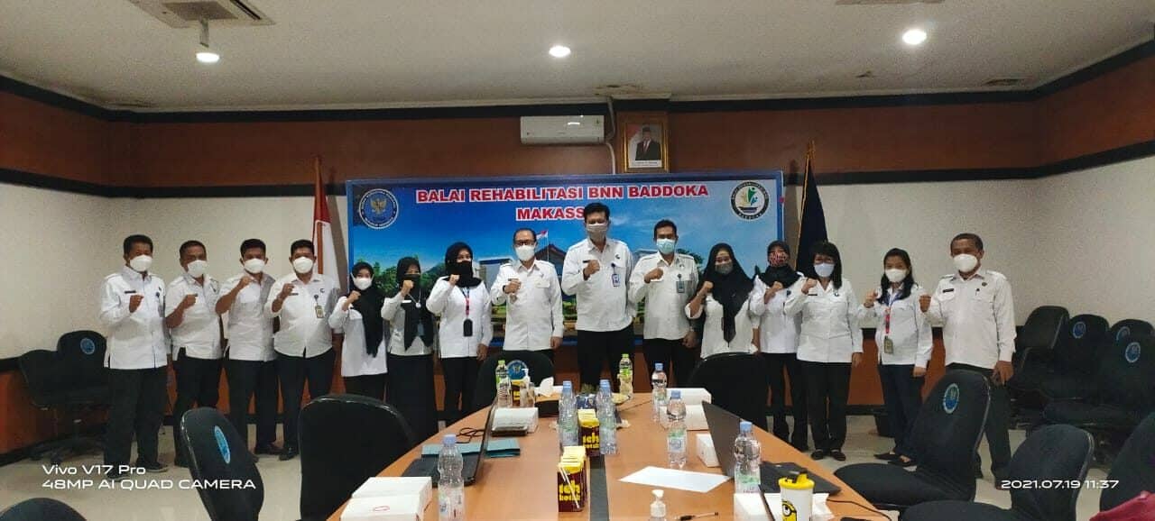 Kepala BNNP Sulawesi Selatan menutup secara resmi rapat Rekonsiliasi, penyusunan dan penyampaian Laporan Keuangan semester I BNNP Sulsel dan Jajaran T.A 2021 Kepala BNNP Sulawesi Selatan menutup secara resmi rapat Rekonsiliasi, penyusunan dan penyampaian Laporan Keuangan semester I BNNP Sulsel dan Jajaran T.A 2021