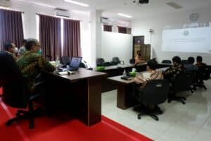 Kepala BNNP Sulawesi Selatan mengikuti kegiatan Rapat Silaturrahim BNN Wilayah Sulawesi Selatan secara Virtual. Makassar 1 September 2021