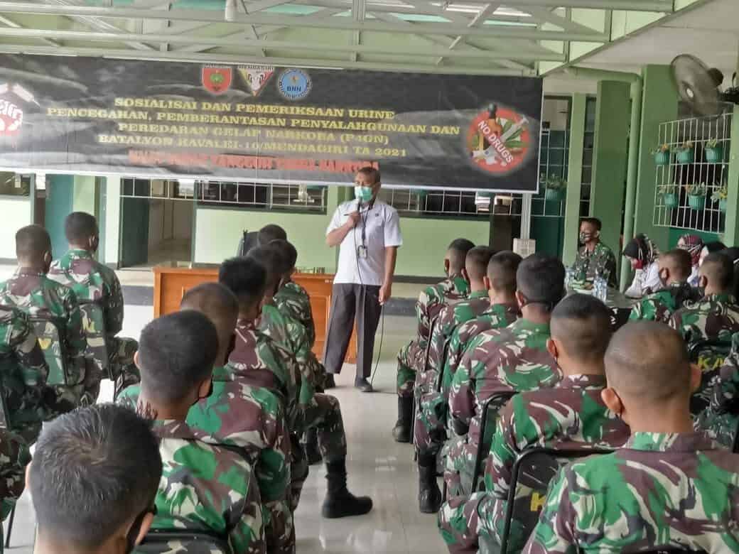 BNN Provinsi Sulawesi Selatan Melakukan deteksi dini dalam penyalahgunaan narkoba bagi personil Yonkav-10/Mendagiri. BNN Provinsi Sulawesi Selatan Melakukan deteksi dini dalam penyalahgunaan narkoba bagi personil Yonkav-10/Mendagiri.