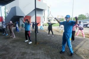 Personil BNNP Sulawesi Selatan melaksanakan senam bersama mengisi kegiatan di Jumat pagi dengan gembira Personil BNNP Sulawesi Selatan melaksanakan senam bersama mengisi kegiatan di Jumat pagi dengan gembira