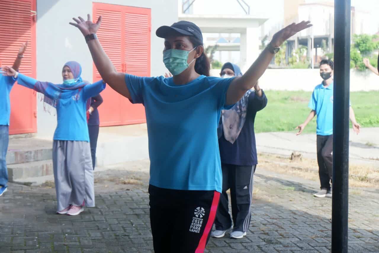 Personil BNNP Sulawesi Selatan melaksanakan senam bersama mengisi kegiatan di Jumat pagi dengan gembira Personil BNNP Sulawesi Selatan melaksanakan senam bersama mengisi kegiatan di Jumat pagi dengan gembira