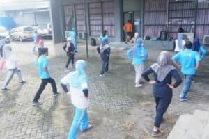 Personil BNNP Sulawesi Selatan melaksanakan senam bersama mengisi kegiatan di Jumat pagi dengan gembira Personil BNNP Sulawesi Selatan melaksanakan senam bersama mengisi kegiatan di Jumat pagi dengan gembira