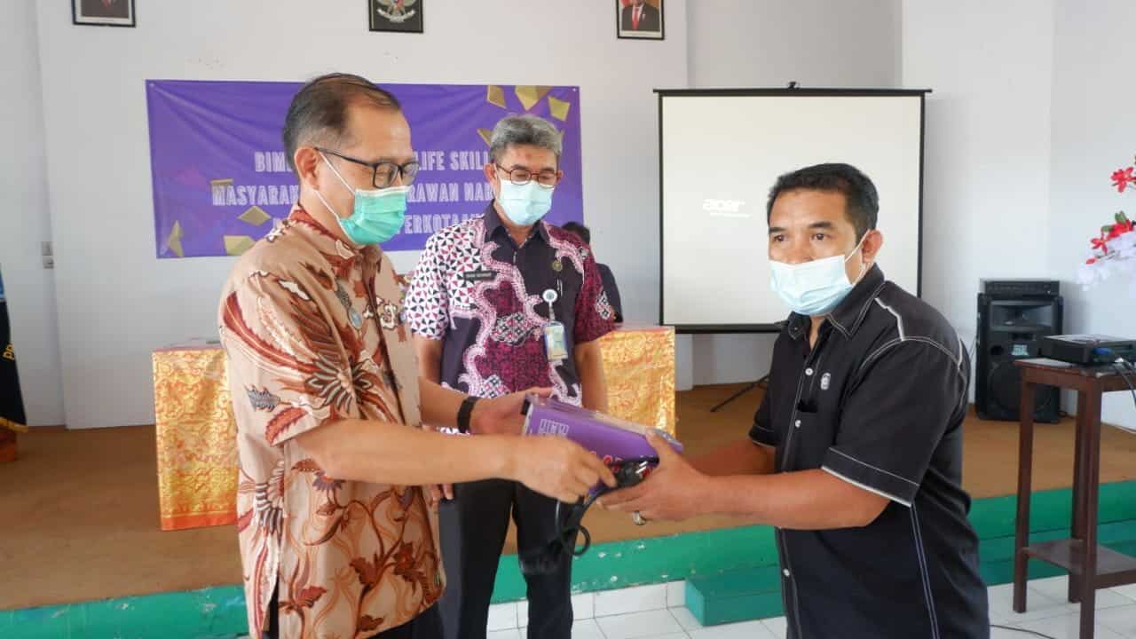 BNNP Sulawesi Selatan Melaksanakan Kegiatan bimbingan teknis life skill masyarakat kawasan rawan narkoba pada wilayah perkotaan BNNP Sulawesi Selatan Melaksanakan Kegiatan bimbingan teknis life skill masyarakat kawasan rawan narkoba pada wilayah perkotaan