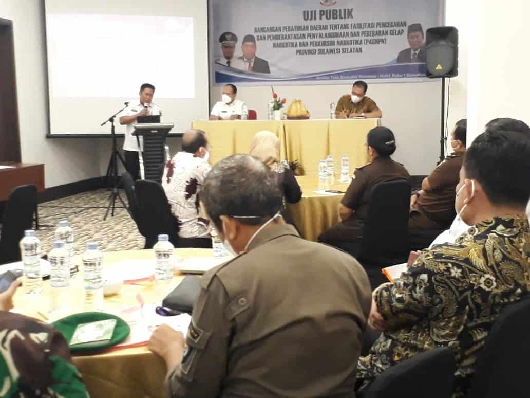 Kepala Bagian Umum BNNP Sulsel Sudarianto, SKM., M.Kes melaksanakan kegiatan Uji Publik Rancangan Perda P4GN-PN Sulawesi Selatan