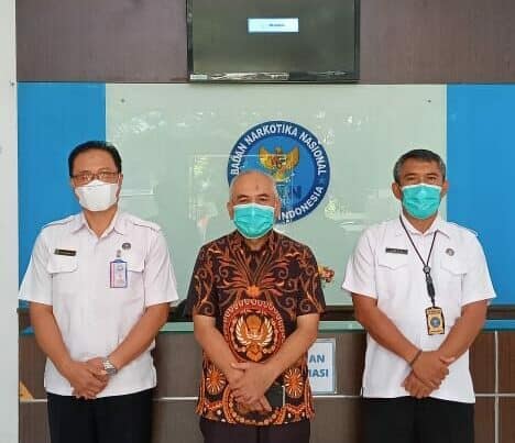 Kepala Bagian Umum BNNP Sulsel Sudarianto, SKM., M.Kes didampingi Sub Kordinator Dayamas Anas Kaharuddin, S.Sos menerima kunjungan Wakil Bupati Bantaeng pada hari Kamis, 2 Desember 2021