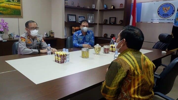 Kepala Badan Narkotika Nasional (BNN) Provinsi Sulawesi Selatan Brigjen Pol. Drs. Ghiri Prawijaya, M.Th menerima kunjungan dari Wakil Bupati Sidrap H. Mahmud Yusuf, M.Si Kepala Badan Narkotika Nasional (BNN) Provinsi Sulawesi Selatan Brigjen Pol. Drs. Ghiri Prawijaya, M.Th menerima kunjungan dari Wakil Bupati Sidrap H. Mahmud Yusuf, M.Si