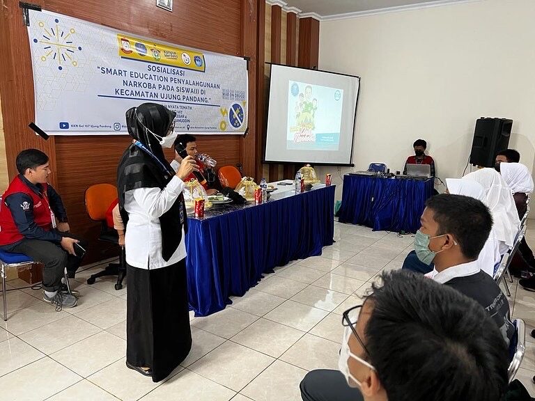 Sosialisasi bahaya narkoba kepada perwakilan Siswa (i) SMP dan SMA yang berada di wilayah Kec. Ujung Pandang Makassar Sosialisasi bahaya narkoba kepada perwakilan Siswa (i) SMP dan SMA yang berada di wilayah Kec. Ujung Pandang Makassar