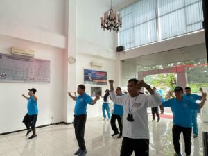 Personel BNNP Sulsel melaksanakan senam pagi
