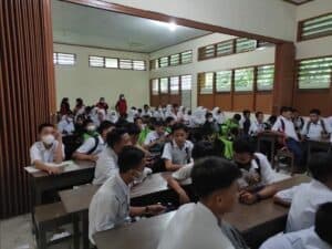 Penyuluh Narkoba Ahli Pertama BNNP Sulsel, Uswatun Hasanah, SKM bersama Mahasiswa Kuliah Kerja Nyata (KKN) Gelombang 107 Universitas Hasanuddin Penyuluh Narkoba Ahli Pertama BNNP Sulsel, Uswatun Hasanah, SKM bersama Mahasiswa Kuliah Kerja Nyata (KKN) Gelombang 107 Universitas Hasanuddin