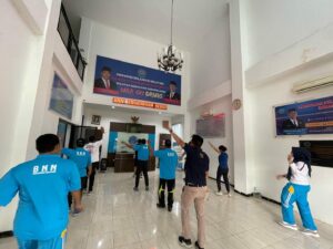 Personel BNNP Sulsel melaksanakan senam pagi