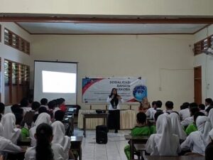 Penyuluh Narkoba Ahli Pertama BNNP Sulsel, Uswatun Hasanah, SKM bersama Mahasiswa Kuliah Kerja Nyata (KKN) Gelombang 107 Universitas Hasanuddin Penyuluh Narkoba Ahli Pertama BNNP Sulsel, Uswatun Hasanah, SKM bersama Mahasiswa Kuliah Kerja Nyata (KKN) Gelombang 107 Universitas Hasanuddin