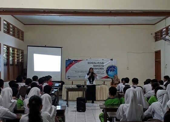 Penyuluh Narkoba Ahli Pertama BNNP Sulsel, Uswatun Hasanah, SKM bersama Mahasiswa Kuliah Kerja Nyata (KKN) Gelombang 107 Universitas Hasanuddin