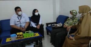 Petugas rehabilitasi BNNP Sulawesi Selatan berkunjung ke Kantor Lurah La’latang Petugas rehabilitasi BNNP Sulawesi Selatan berkunjung ke Kantor Lurah La’latang