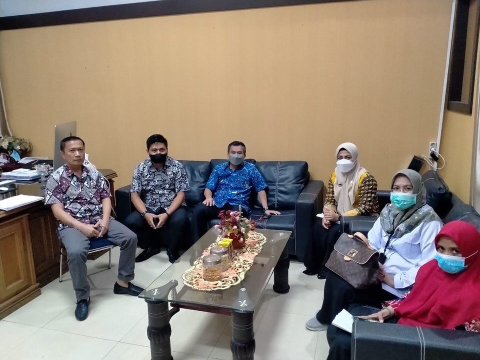 Koordinasi ke Badan Kesbangpol Kota Makassar dalam rangka Penyebaran Informasi P4GN melalui Pemasangan Branding Media Luar Ruang Koordinasi ke Badan Kesbangpol Kota Makassar dalam rangka Penyebaran Informasi P4GN melalui Pemasangan Branding Media Luar Ruang