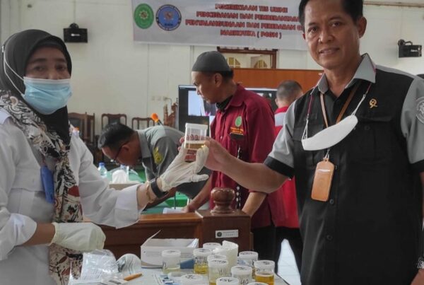 Pengadilan Negeri Makassar 1A Khusus kerja sama BNN melakukan pemeriksaan uji narkotika melalui tes urine