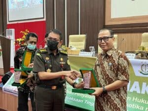 Kepala BNNP Sulawesi Selatan menghadiri Undangan sekaligus memberikan Ceramah Bahaya Narkotika dalam rangka memperingati Hari Bhakti Adhyaksa ke-62 Kepala BNNP Sulawesi Selatan menghadiri Undangan sekaligus memberikan Ceramah Bahaya Narkotika dalam rangka memperingati Hari Bhakti Adhyaksa ke-62