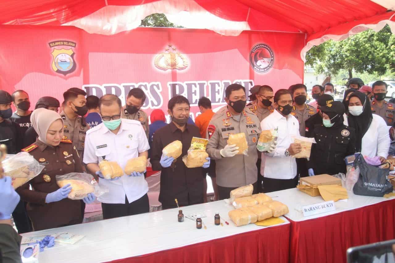 Sinergitas BNNP Sulawesi Selatan Bersama Polda Sulawesi Selatan Dalam Pemusnahan Barang Bukti Narkotika Direktorat Reserse Narkoba Polda Sulsel Periode Januari-Juni Tahun 2022