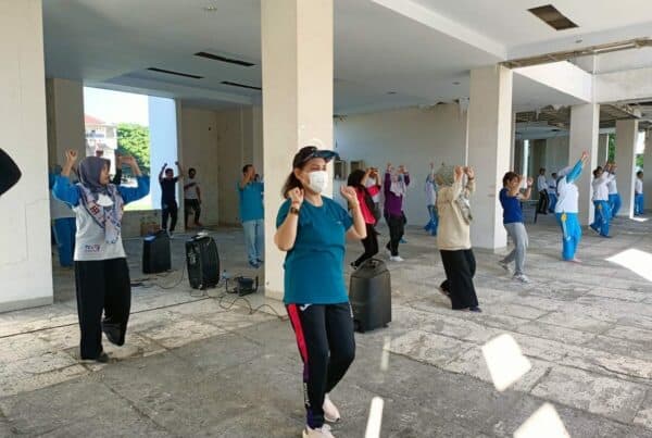 Kegiatan kebugaran senam pagi sebagai penyegaran sejenak dari rutinitas pekerjaan sehari-hari
