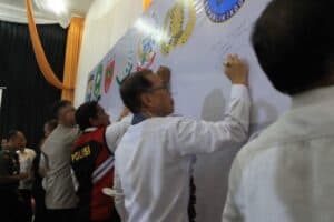 Sinergitas BNN Provinsi Sulawesi Selatan bersama Direktorat Reserse Narkoba Polda Sulawesi Selatan dalam pelaksanaan kegiatan Deklarasi Kampung Tangguh Bersinar dan Forum Group Discussion (FGD) Sinergitas BNN Provinsi Sulawesi Selatan bersama Direktorat Reserse Narkoba Polda Sulawesi Selatan dalam pelaksanaan kegiatan Deklarasi Kampung Tangguh Bersinar dan Forum Group Discussion (FGD)